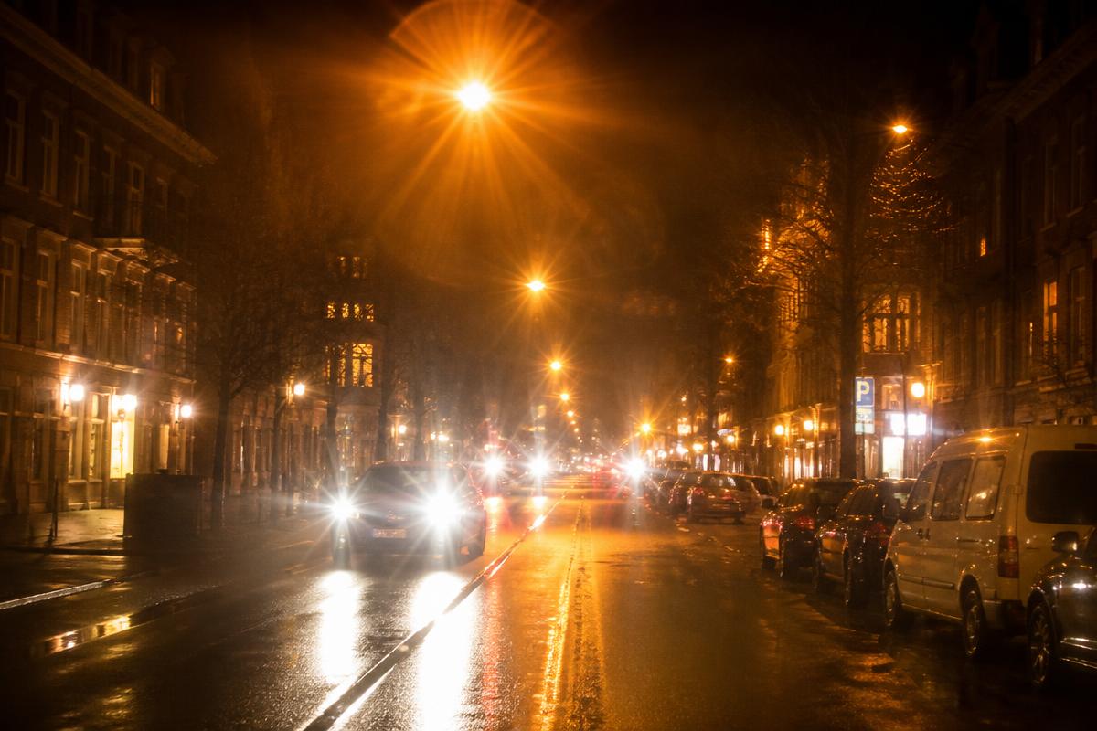 Nachtelijk straatbeeld met veel lichtschittering en kringen rond de lampen